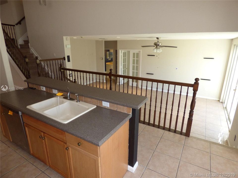 Vendido Recientemente: $309,900 (3 camas, 3 baños, 2873 Pies cuadrados)