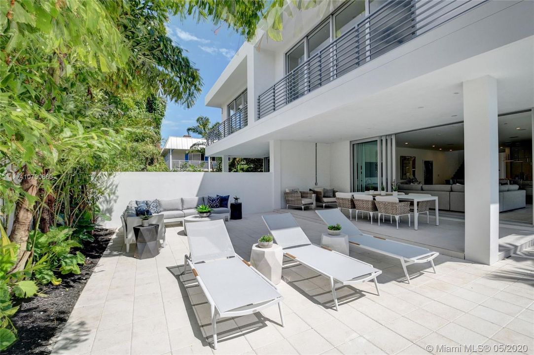 Recently Sold: $1,995,000 (4 beds, 4 baths, 4005 Square Feet)