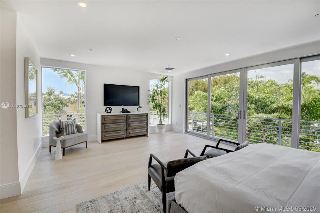 Recently Sold: $1,995,000 (4 beds, 4 baths, 4005 Square Feet)