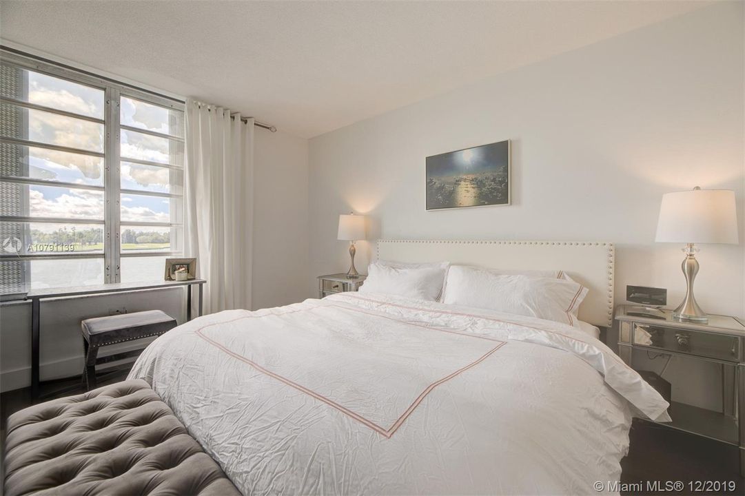 Recently Sold: $298,700 (2 beds, 1 baths, 1054 Square Feet)