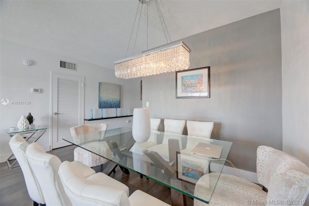 Recently Sold: $298,700 (2 beds, 1 baths, 1054 Square Feet)