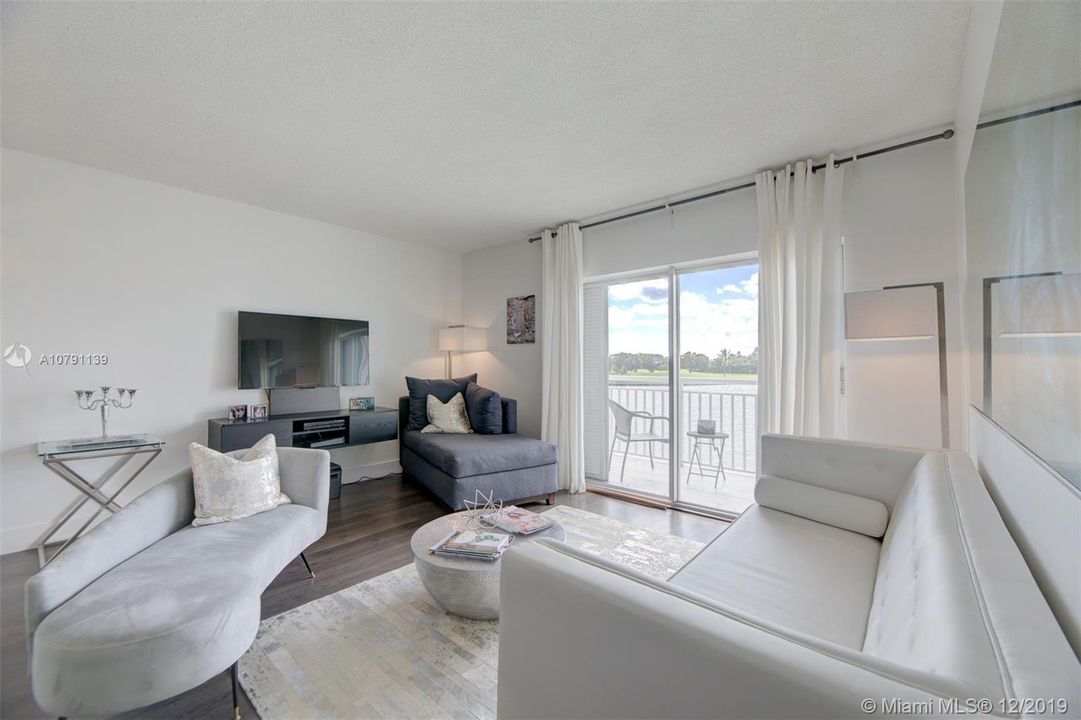Recently Sold: $298,700 (2 beds, 1 baths, 1054 Square Feet)