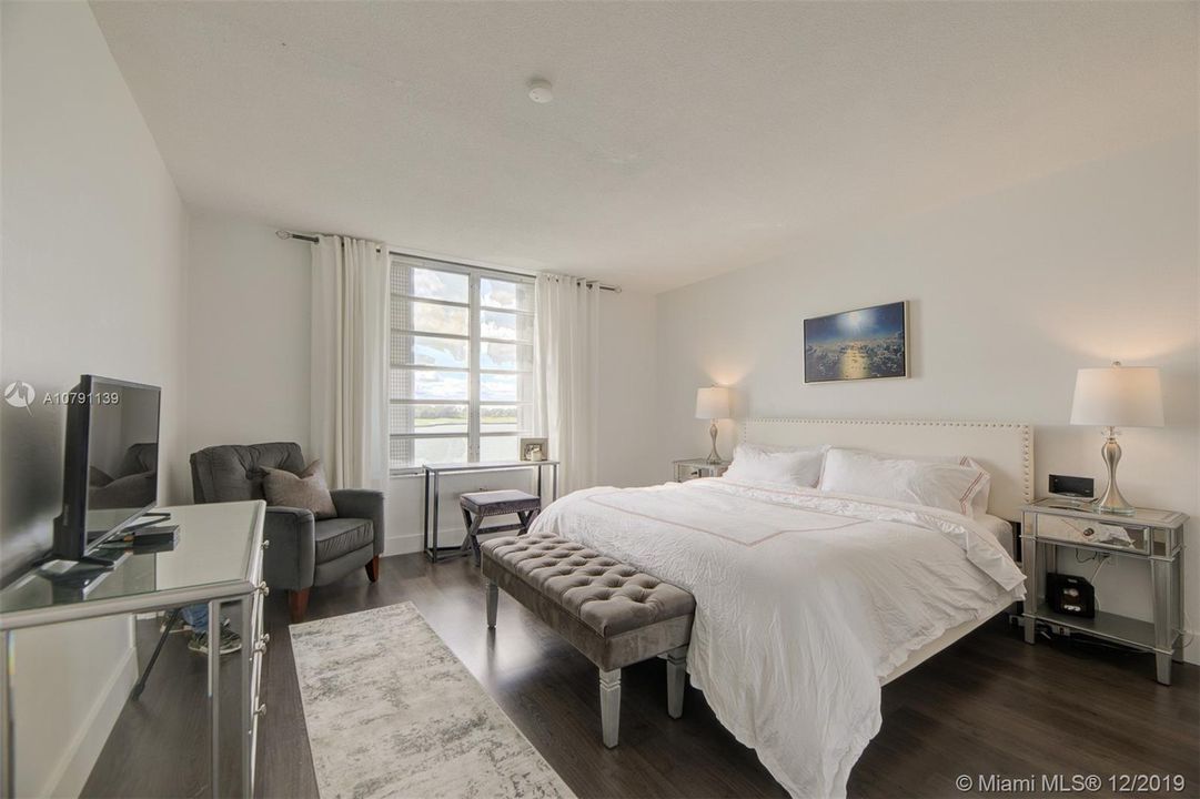 Recently Sold: $298,700 (2 beds, 1 baths, 1054 Square Feet)