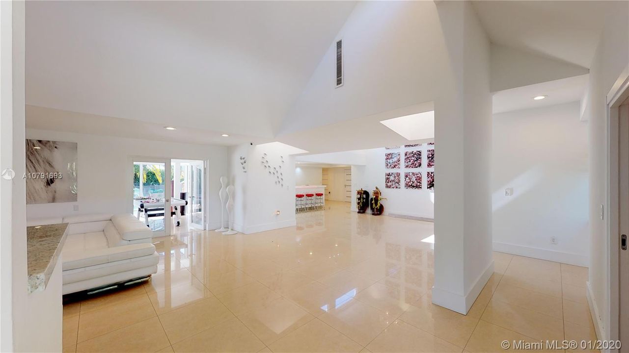 Vendido Recientemente: $1,450,000 (5 camas, 4 baños, 4183 Pies cuadrados)