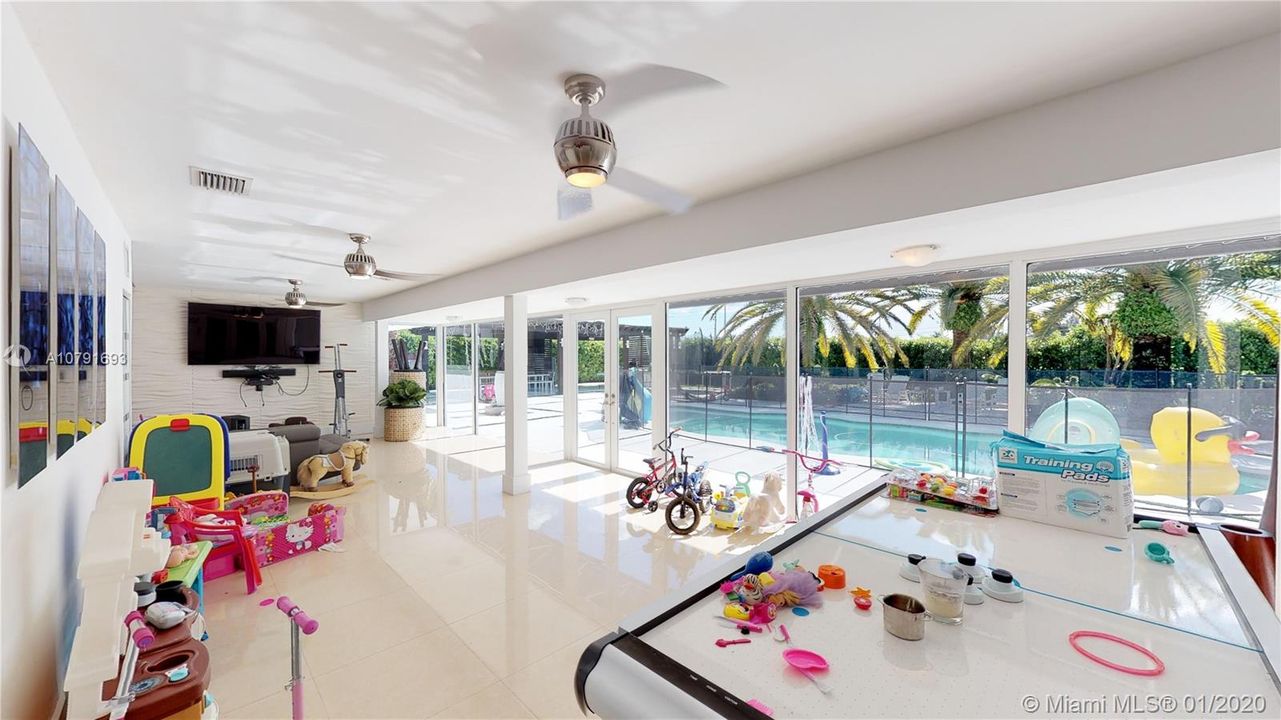 Vendido Recientemente: $1,450,000 (5 camas, 4 baños, 4183 Pies cuadrados)