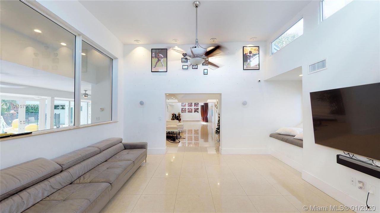 Vendido Recientemente: $1,450,000 (5 camas, 4 baños, 4183 Pies cuadrados)