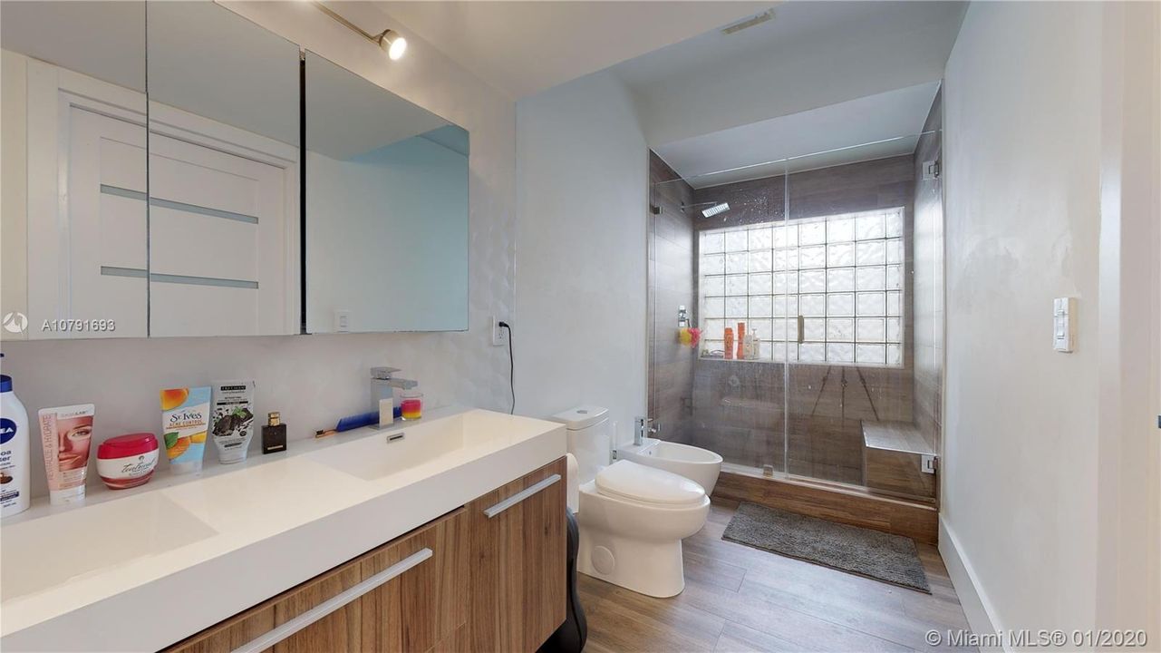 Vendido Recientemente: $1,450,000 (5 camas, 4 baños, 4183 Pies cuadrados)