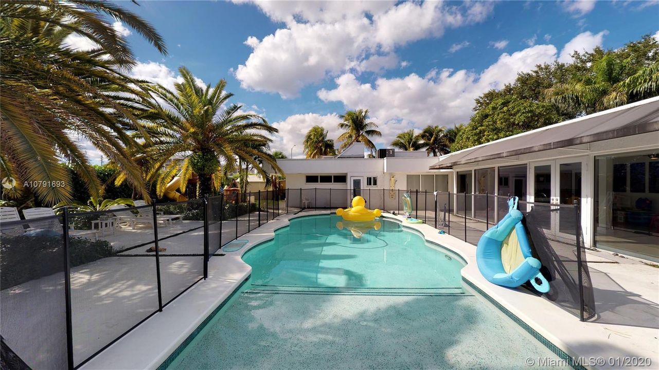 Vendido Recientemente: $1,450,000 (5 camas, 4 baños, 4183 Pies cuadrados)