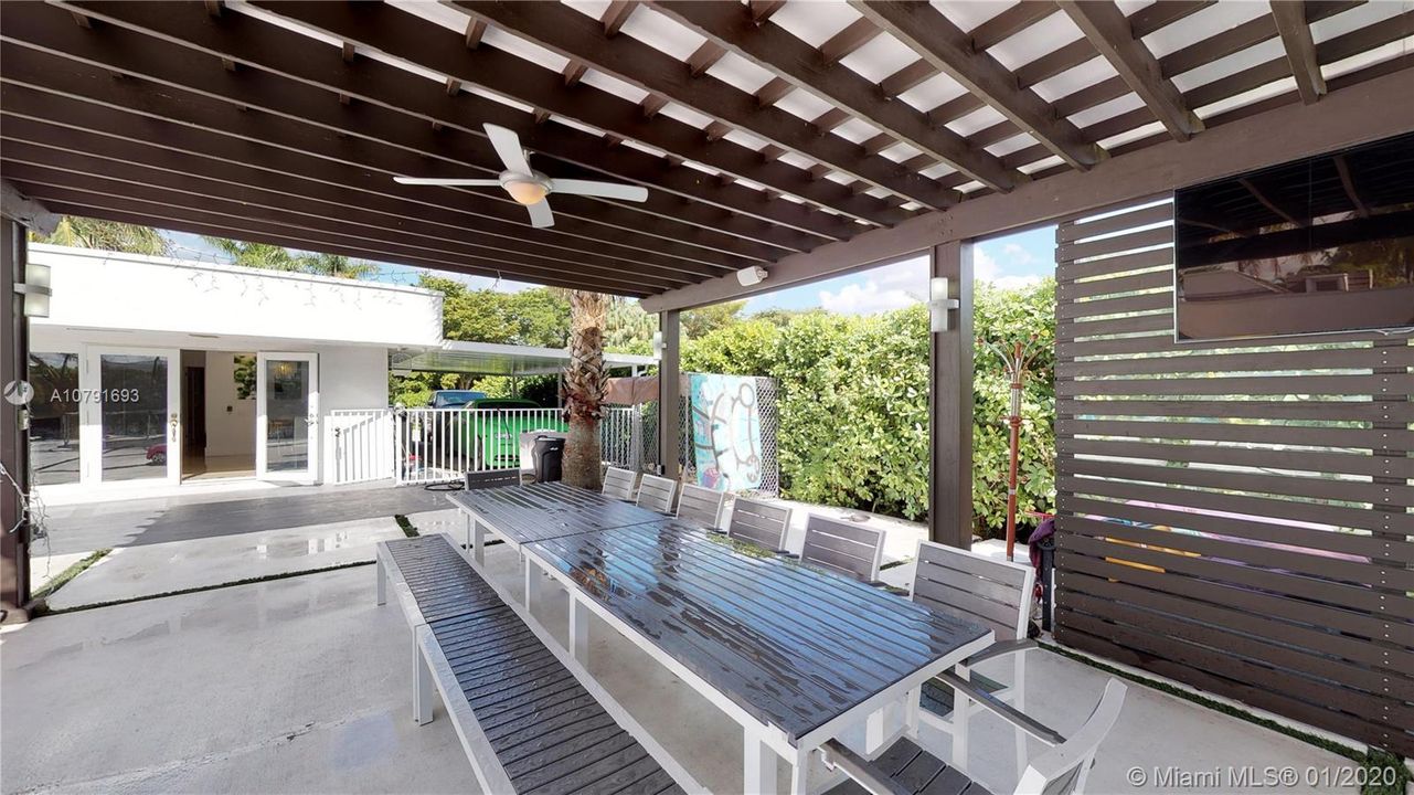 Vendido Recientemente: $1,450,000 (5 camas, 4 baños, 4183 Pies cuadrados)