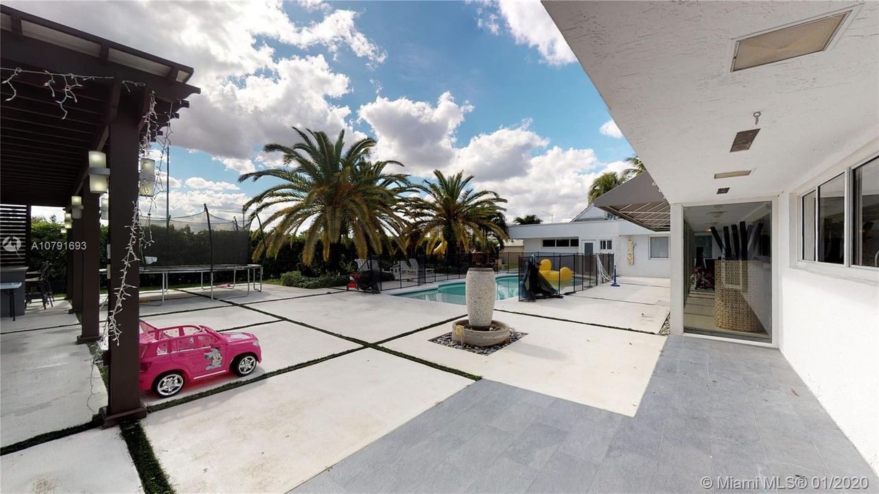 Vendido Recientemente: $1,450,000 (5 camas, 4 baños, 4183 Pies cuadrados)