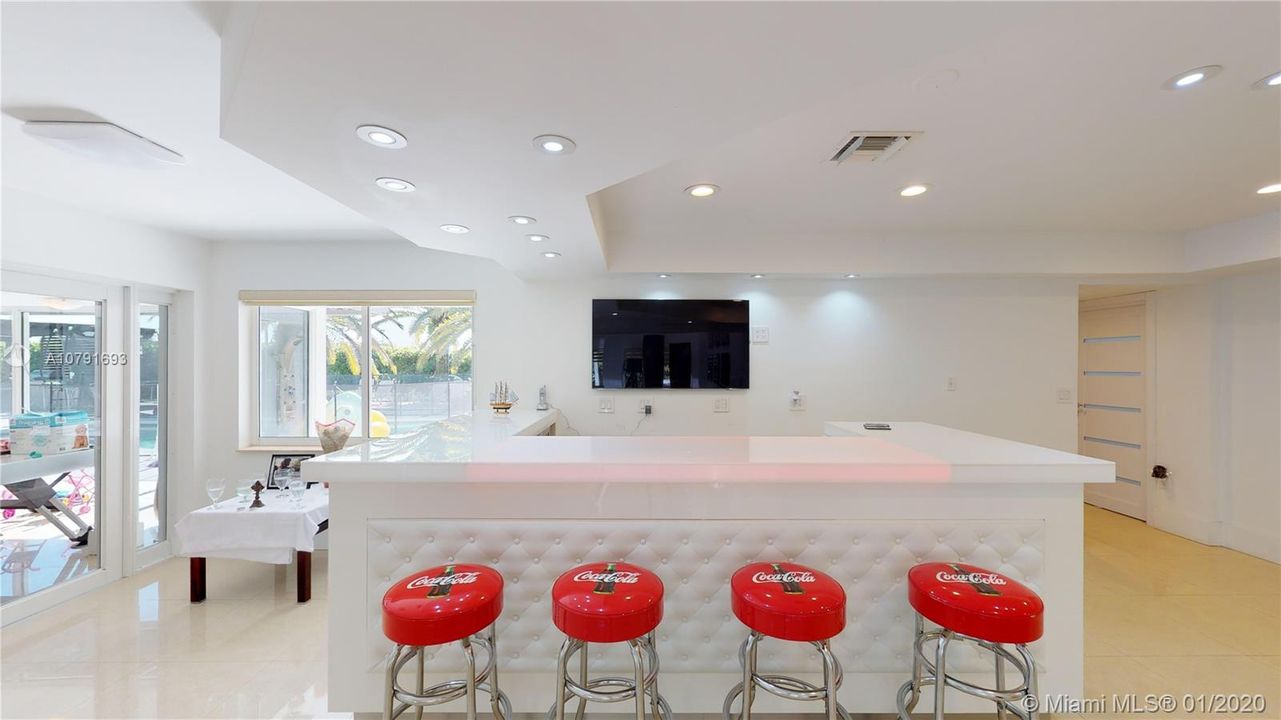 Vendido Recientemente: $1,450,000 (5 camas, 4 baños, 4183 Pies cuadrados)