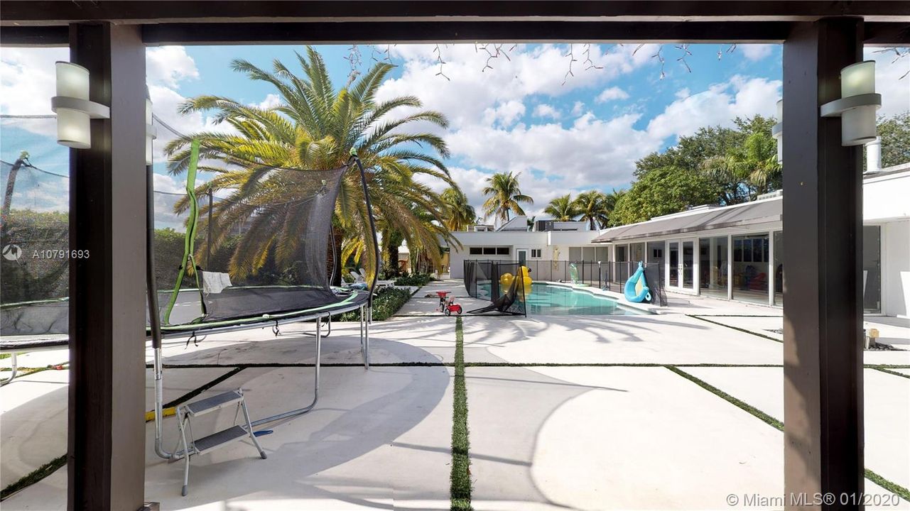 Vendido Recientemente: $1,450,000 (5 camas, 4 baños, 4183 Pies cuadrados)