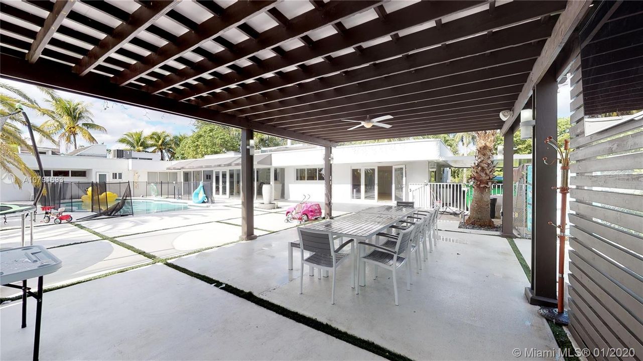 Vendido Recientemente: $1,450,000 (5 camas, 4 baños, 4183 Pies cuadrados)
