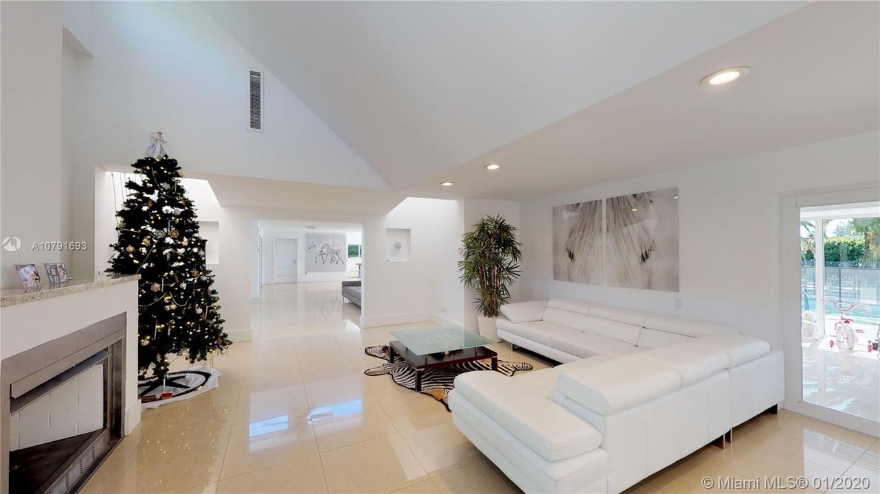 Vendido Recientemente: $1,450,000 (5 camas, 4 baños, 4183 Pies cuadrados)