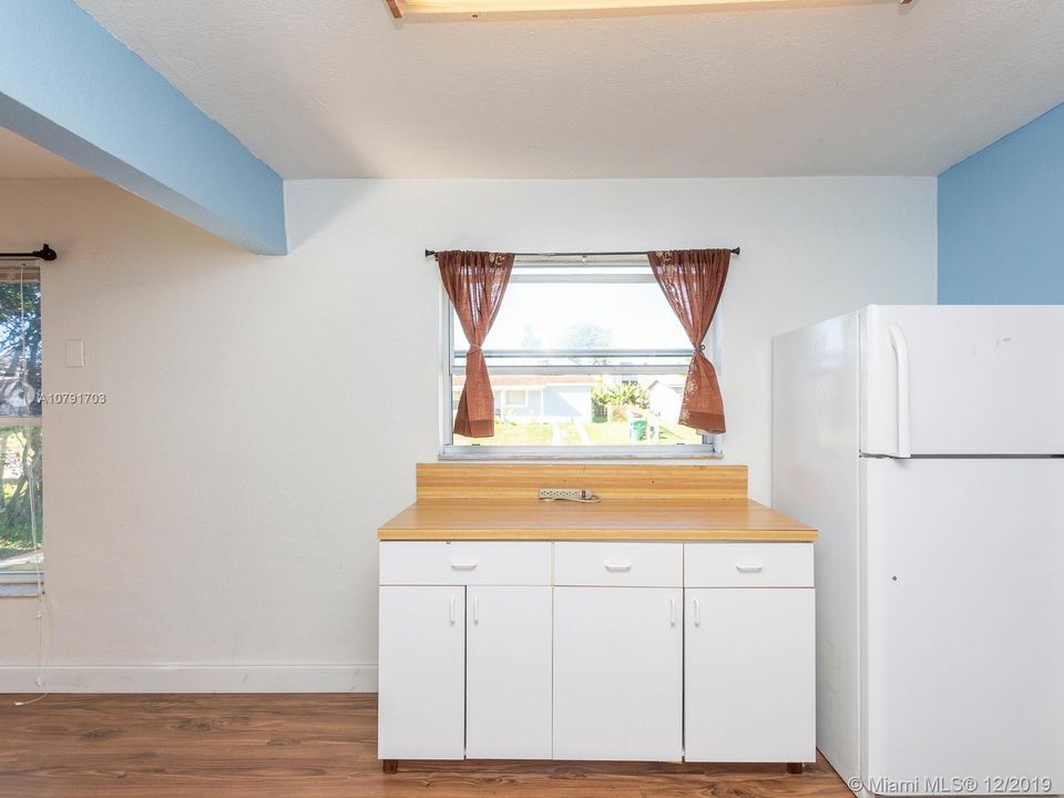 Vendido Recientemente: $289,000 (3 camas, 2 baños, 1117 Pies cuadrados)