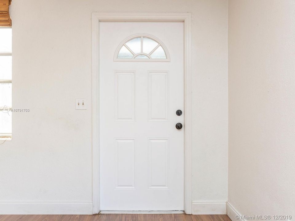 Vendido Recientemente: $289,000 (3 camas, 2 baños, 1117 Pies cuadrados)