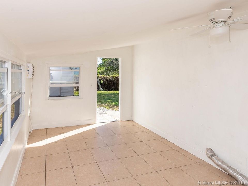 Vendido Recientemente: $289,000 (3 camas, 2 baños, 1117 Pies cuadrados)