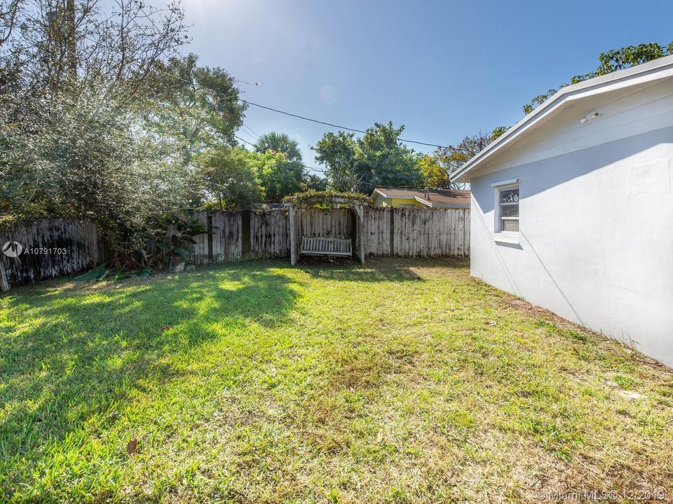 Vendido Recientemente: $289,000 (3 camas, 2 baños, 1117 Pies cuadrados)