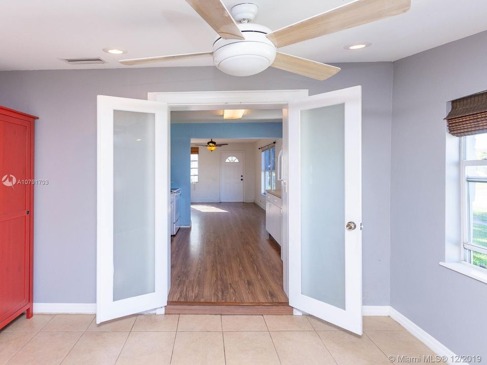 Vendido Recientemente: $289,000 (3 camas, 2 baños, 1117 Pies cuadrados)
