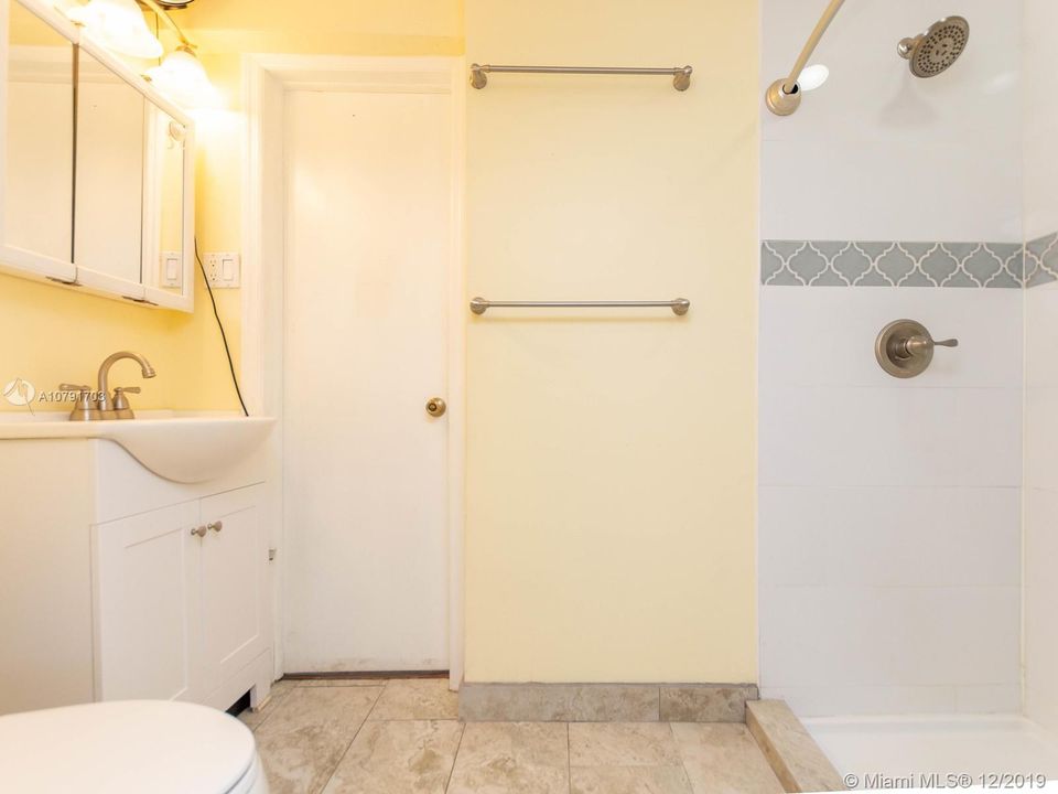 Vendido Recientemente: $289,000 (3 camas, 2 baños, 1117 Pies cuadrados)