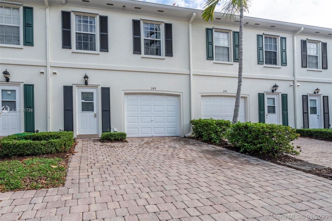 Recently Sold: $324,000 (3 beds, 2 baths, 1611 Square Feet)