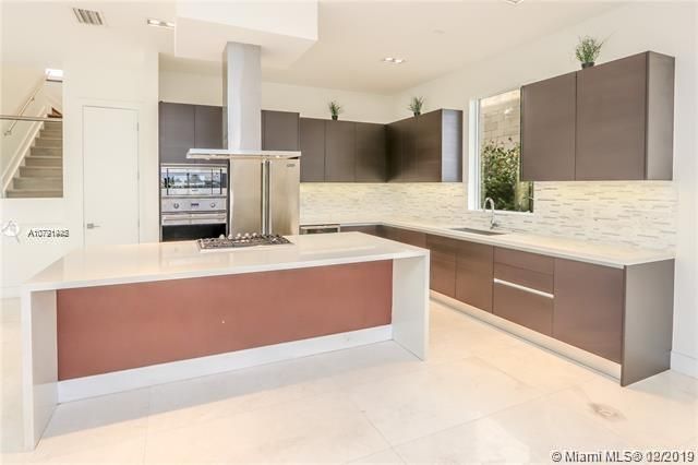 Vendido Recientemente: $990,000 (6 camas, 7 baños, 4874 Pies cuadrados)