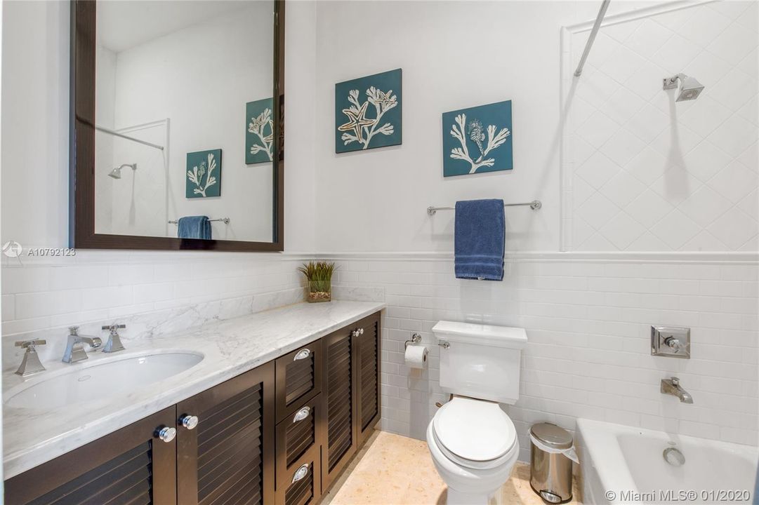 En-suite full bathroom in Guest Bedroom.