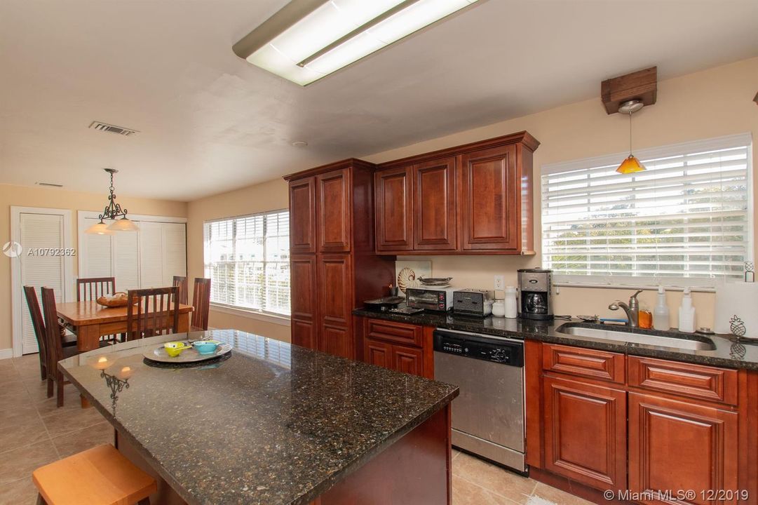 Recently Sold: $699,000 (2 beds, 3 baths, 2592 Square Feet)