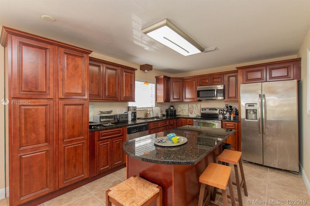 Recently Sold: $699,000 (2 beds, 3 baths, 2592 Square Feet)