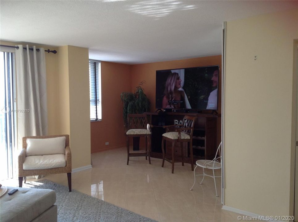 最近售出: $325,000 (2 贝兹, 2 浴室, 1322 平方英尺)