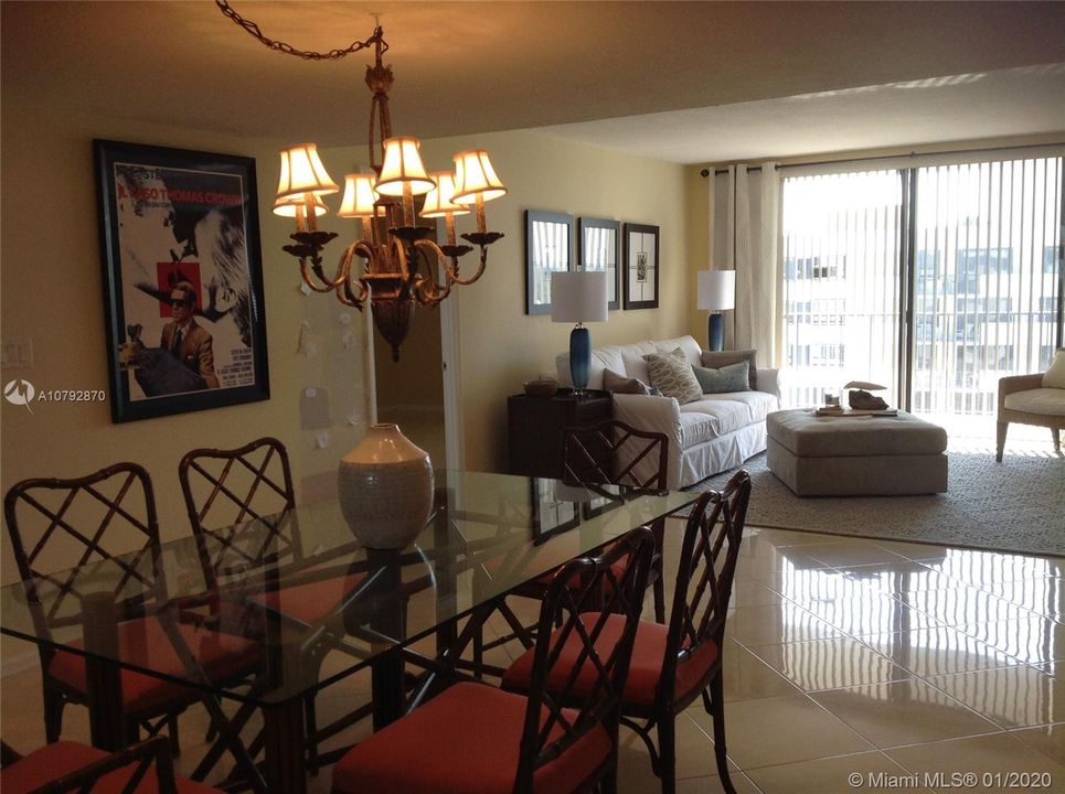 最近售出: $325,000 (2 贝兹, 2 浴室, 1322 平方英尺)