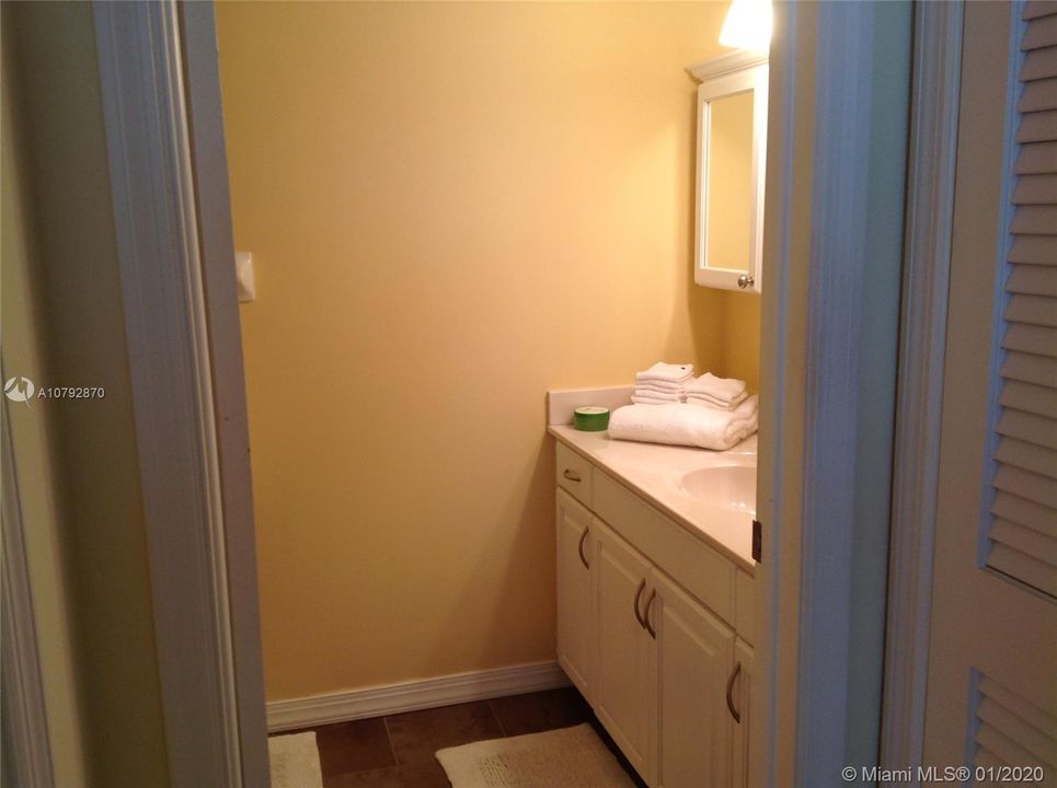 最近售出: $325,000 (2 贝兹, 2 浴室, 1322 平方英尺)