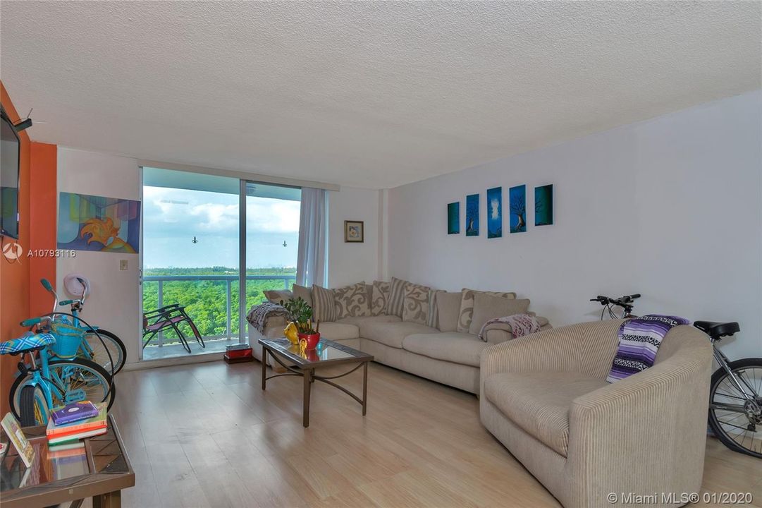 Недавно продано: $174,999 (2 спален, 2 ванн, 1145 Квадратных фут)