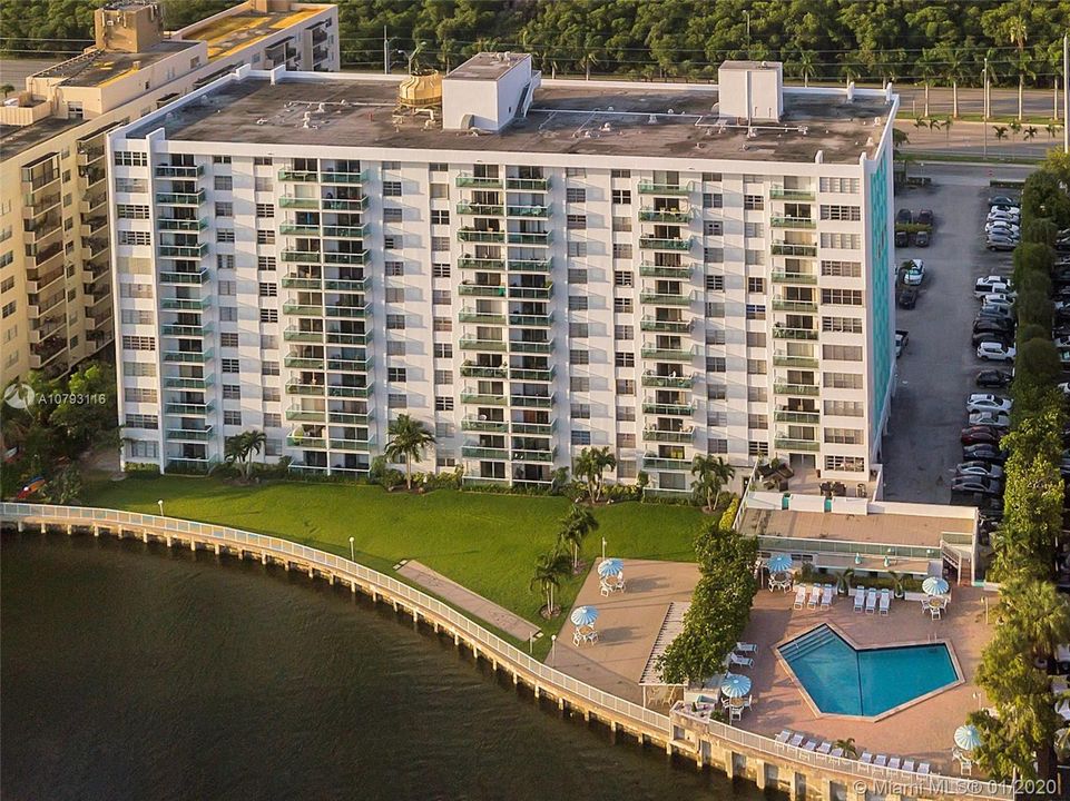 Недавно продано: $174,999 (2 спален, 2 ванн, 1145 Квадратных фут)