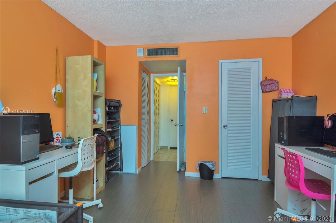Недавно продано: $174,999 (2 спален, 2 ванн, 1145 Квадратных фут)