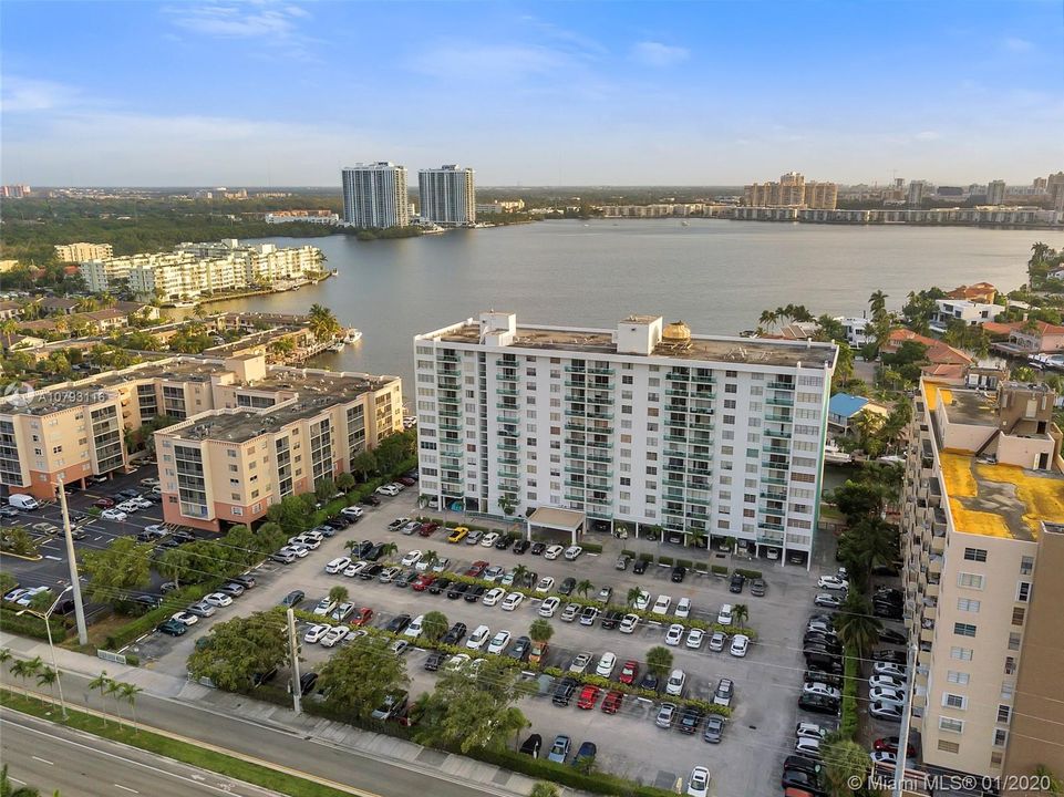 Недавно продано: $174,999 (2 спален, 2 ванн, 1145 Квадратных фут)
