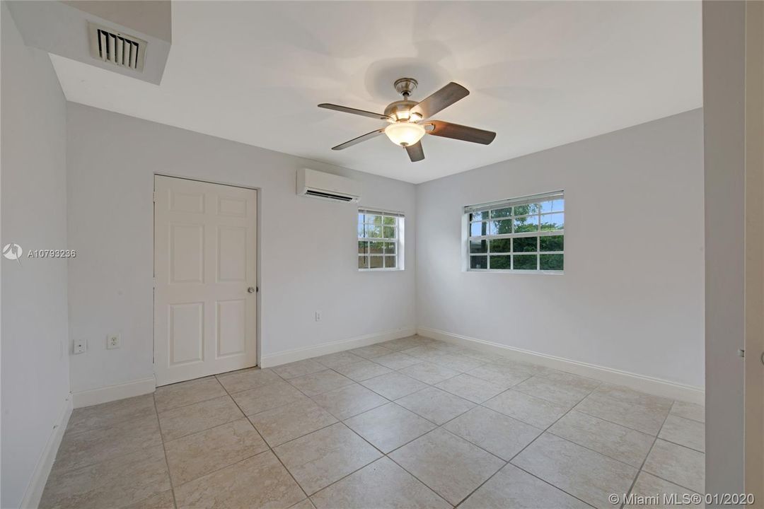 Recently Sold: $294,900 (3 beds, 2 baths, 923 Square Feet)