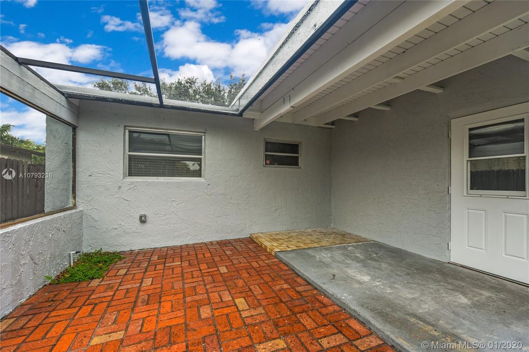 Recently Sold: $294,900 (3 beds, 2 baths, 923 Square Feet)