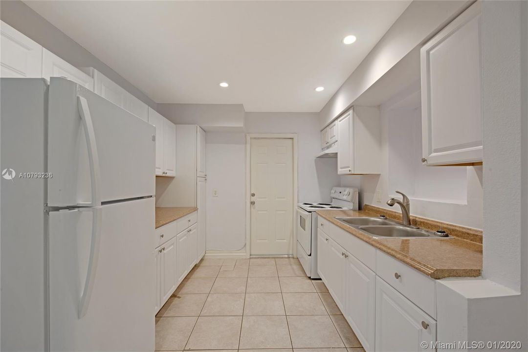 Recently Sold: $294,900 (3 beds, 2 baths, 923 Square Feet)
