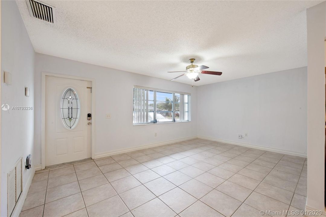 Recently Sold: $294,900 (3 beds, 2 baths, 923 Square Feet)