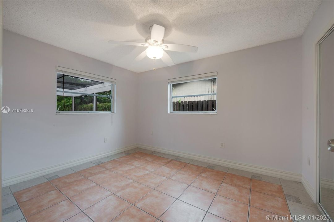 Recently Sold: $294,900 (3 beds, 2 baths, 923 Square Feet)