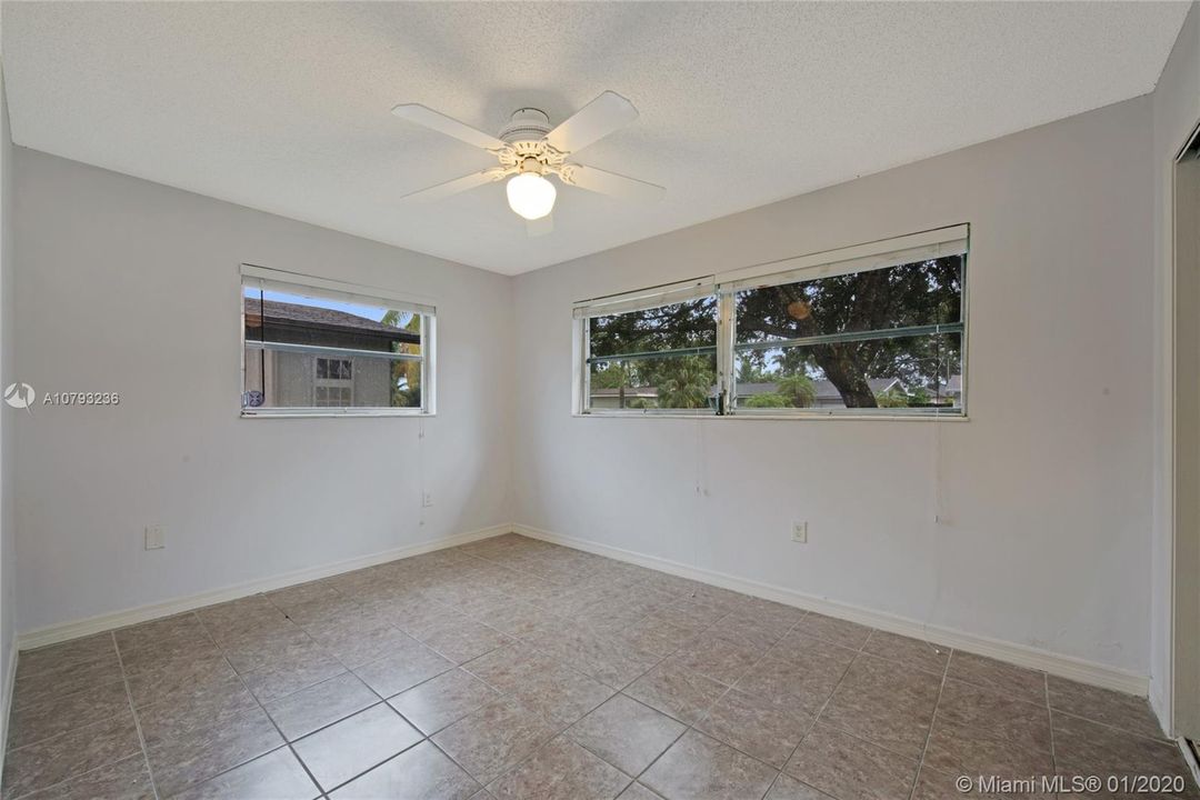Recently Sold: $294,900 (3 beds, 2 baths, 923 Square Feet)