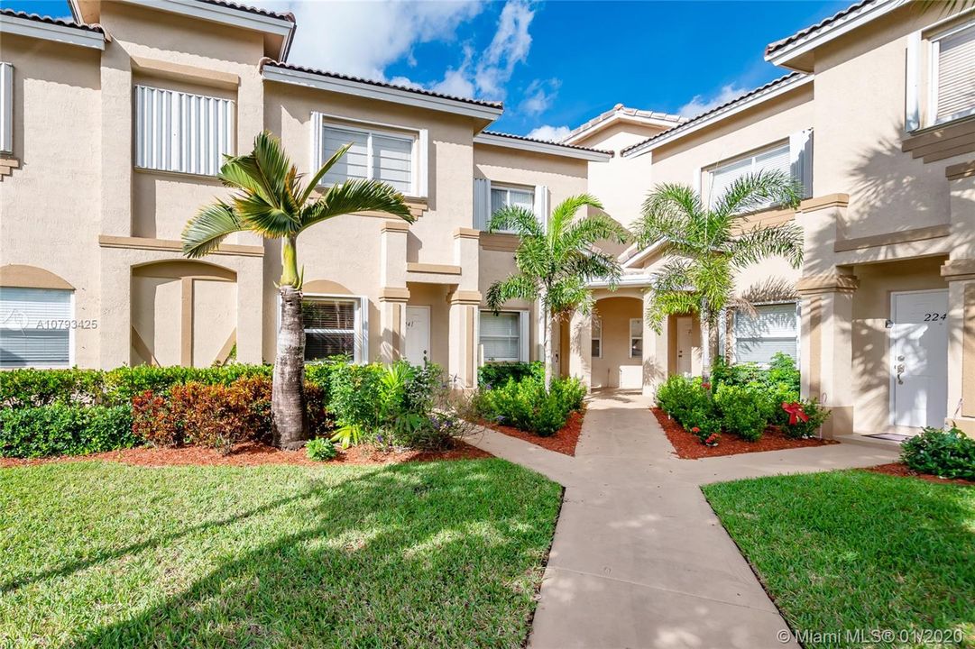 Recently Rented: $1,600 (3 beds, 2 baths, 1452 Square Feet)