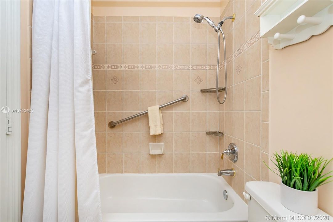 Recently Rented: $1,600 (3 beds, 2 baths, 1452 Square Feet)