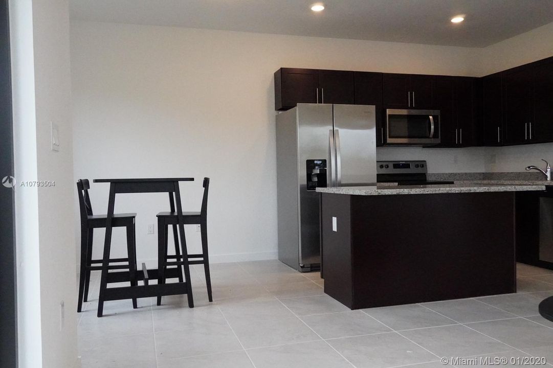 Vendido Recientemente: $279,990 (4 camas, 3 baños, 1680 Pies cuadrados)