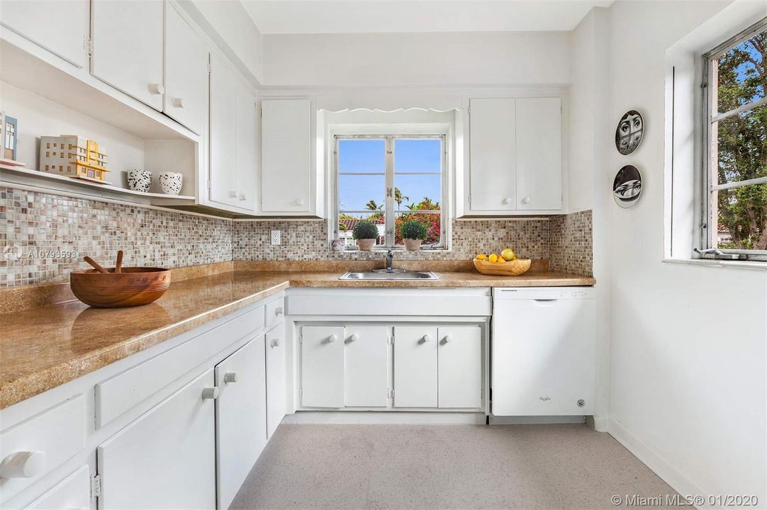 Recently Sold: $489,000 (2 beds, 1 baths, 1107 Square Feet)