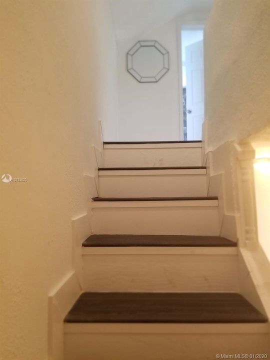 Vendido Recientemente: $268,900 (3 camas, 2 baños, 1302 Pies cuadrados)