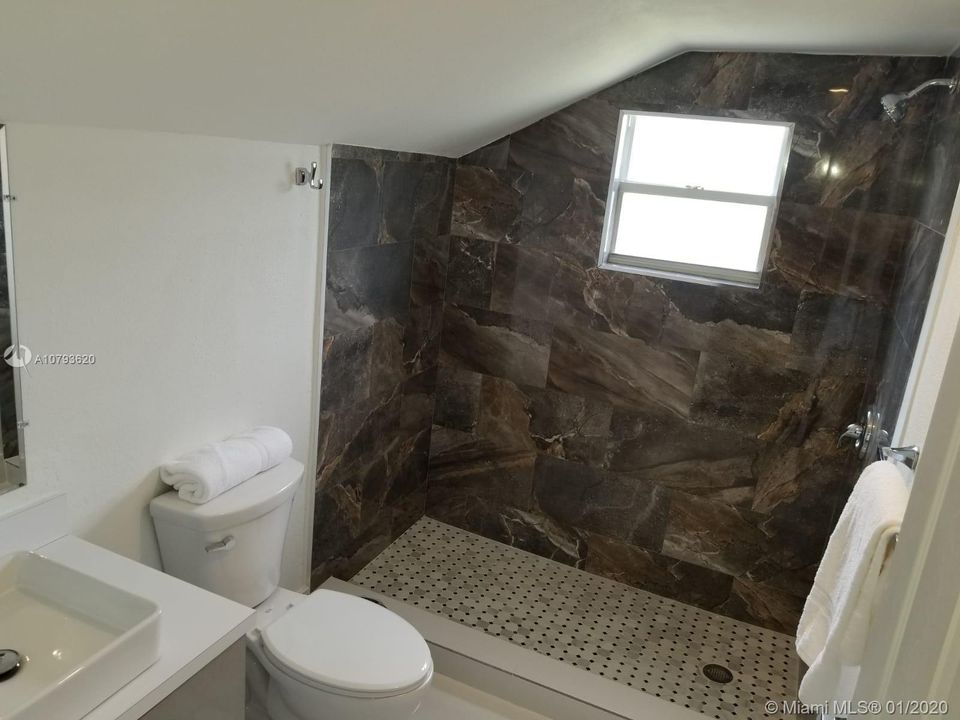 Vendido Recientemente: $268,900 (3 camas, 2 baños, 1302 Pies cuadrados)
