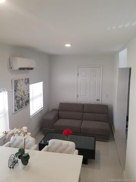 Vendido Recientemente: $268,900 (3 camas, 2 baños, 1302 Pies cuadrados)