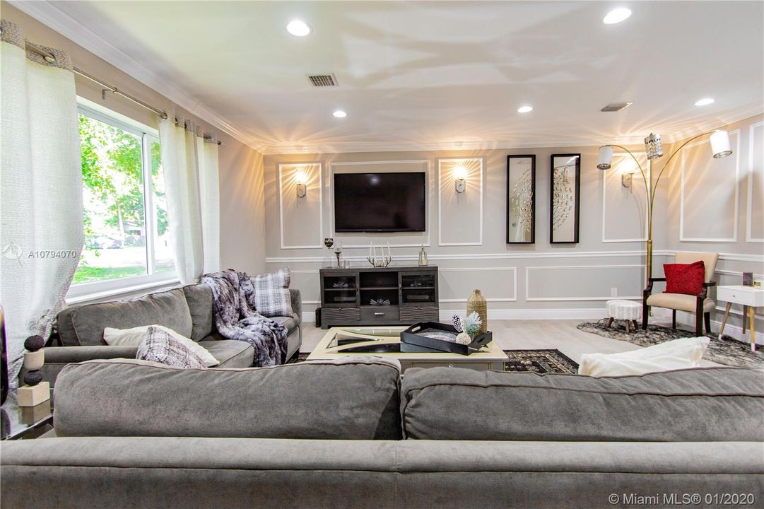 Vendido Recientemente: $799,000 (3 camas, 3 baños, 1902 Pies cuadrados)